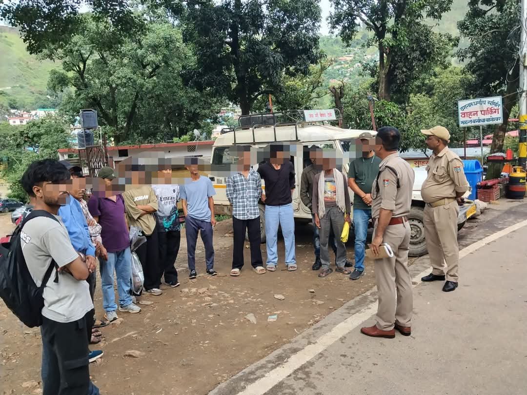 नशे के खिलाफ बागेश्वर पुलिस का जनजागरण अभियान, साइबर ठगी से बचाव की भी दी जानकारी