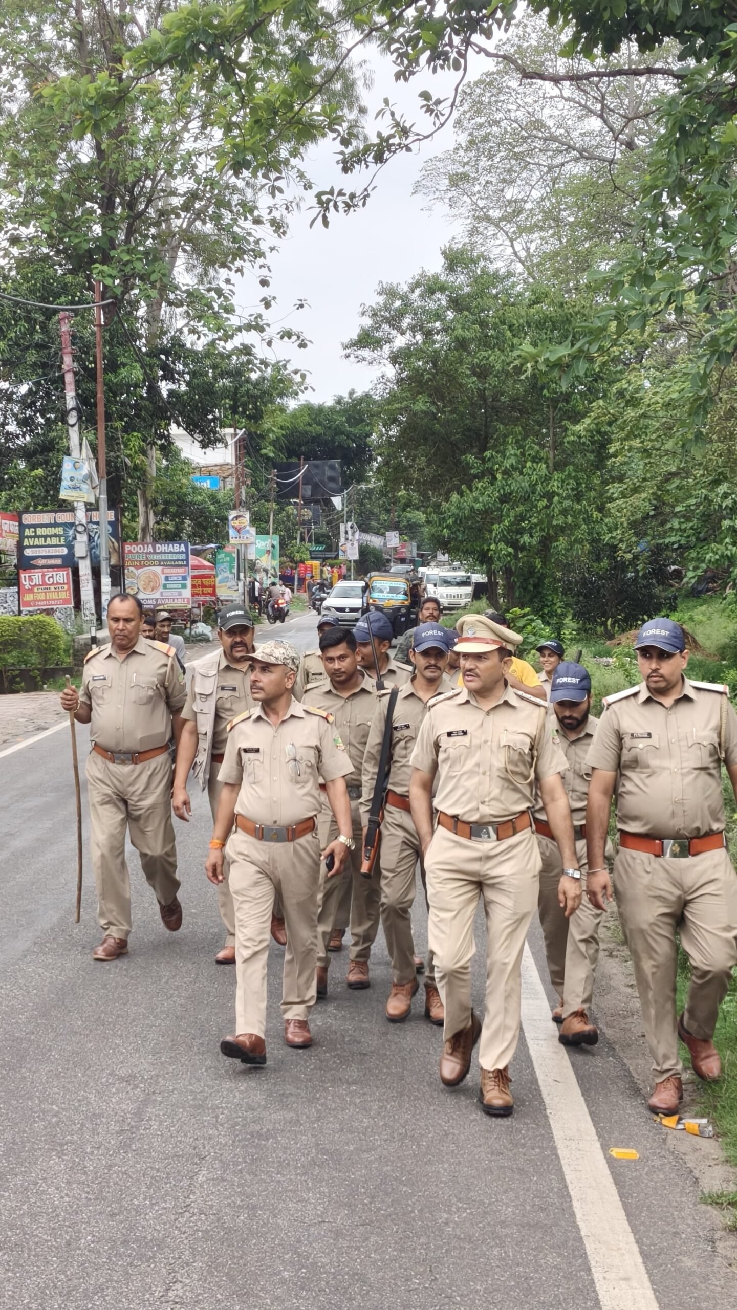 मानसून में वन्यजीव सुरक्षा के लिए कार्बेट टाइगर रिजर्व का फ्लैग मार्च, संदिग्ध गतिविधियों पर नजर रखने की अपील