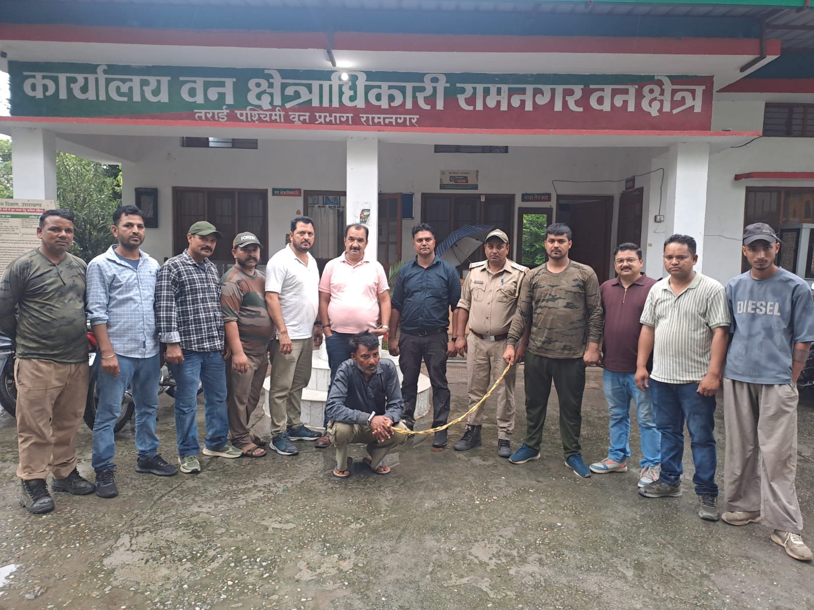 रामनगर वन विभाग की बड़ी कार्रवाई: 23 वन अपराधों में वांछित लकड़ी तस्कर रंगे हाथ गिरफ्तार