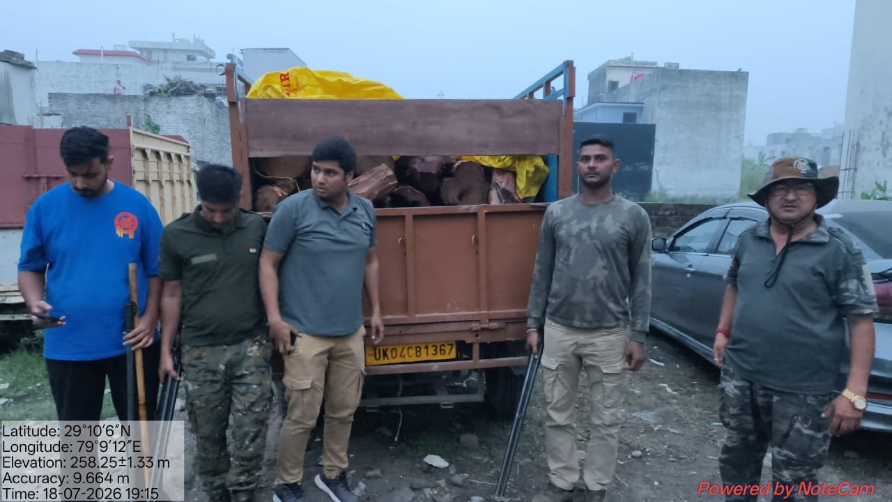 तराई पश्चिमी वन प्रभाग की बड़ी कार्रवाई, दो पिकअप वाहनों से अवैध खैर प्रकाष्ठ जब्त