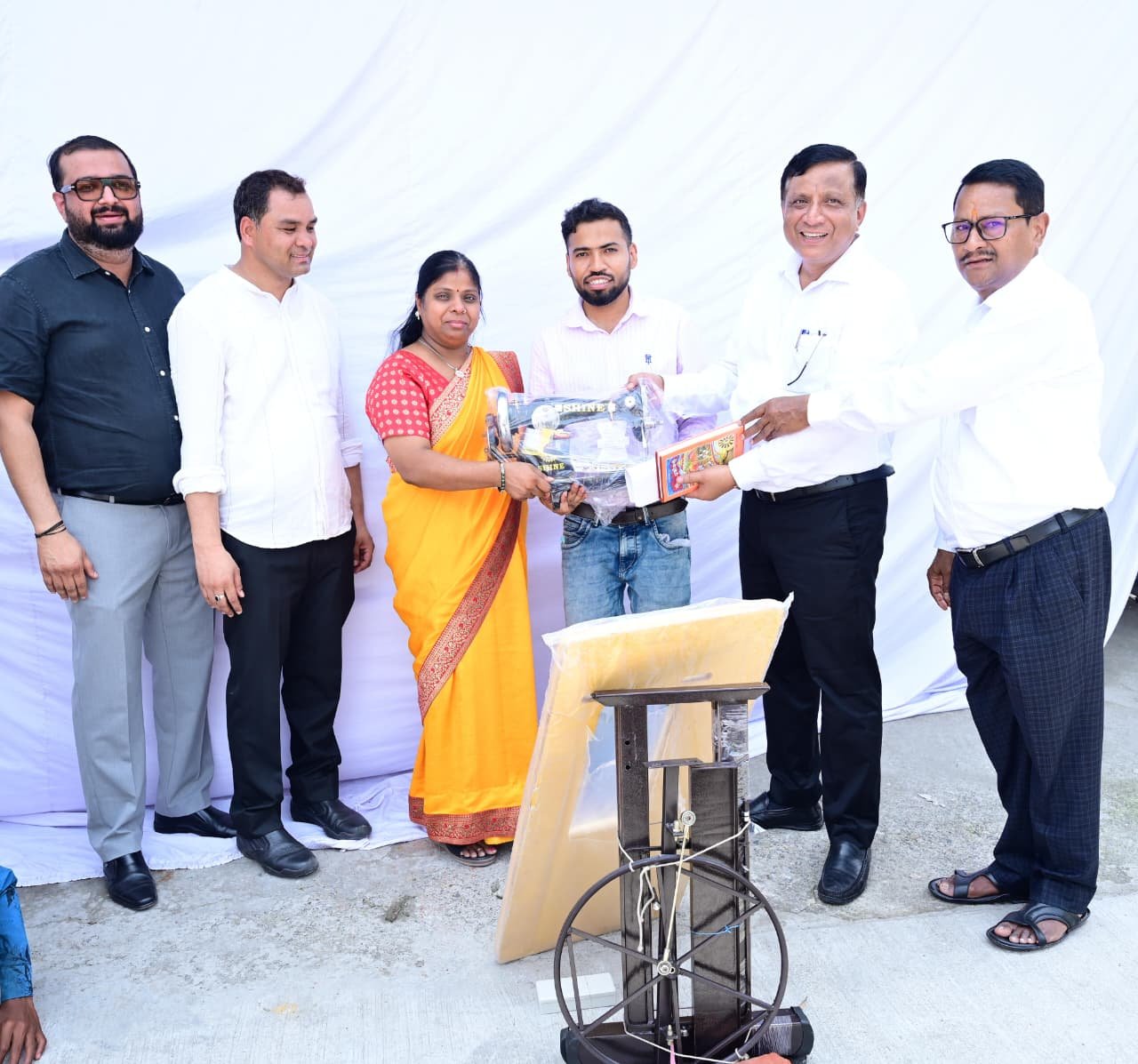 सीएम के निर्देश का तुरंत असर, ज्ञापन देने वाली महिला को शाम तक मिली सिलाई मशीन