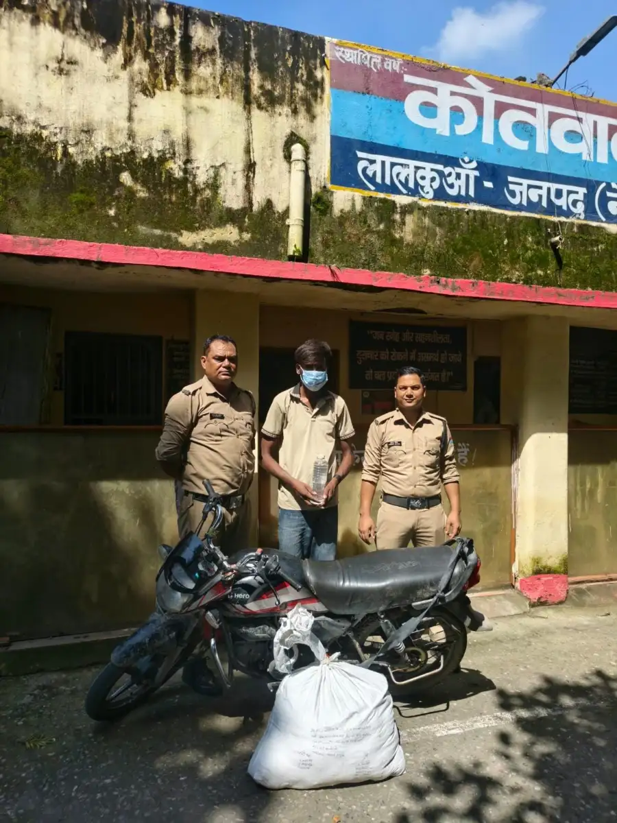 कच्ची शराब की खेप लेकर निकला था तस्कर, पुलिस ने 134 पाउच के साथ पकड़ा।