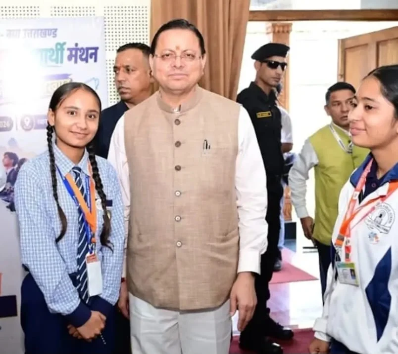 मुख्यमंत्री के निर्देश पर शिक्षा विभाग के अधिकारियों ने घर पहुंचकर लवप्रीत को सौंपा टैब, चेहरे पर खिली खुशी