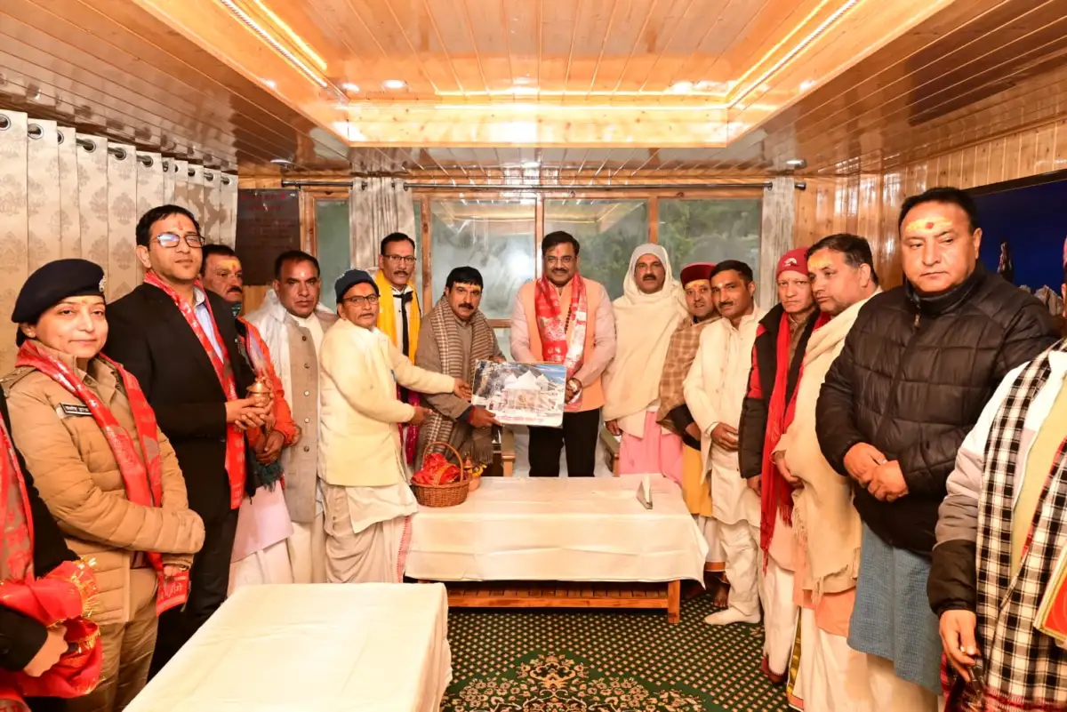 गंगोत्री धाम पहुंचे मुख्य सचिव आनंद बर्द्धन, मां गंगा के किए दर्शन; श्रद्धालुओं की सुविधाओं को लेकर दिए निर्देश