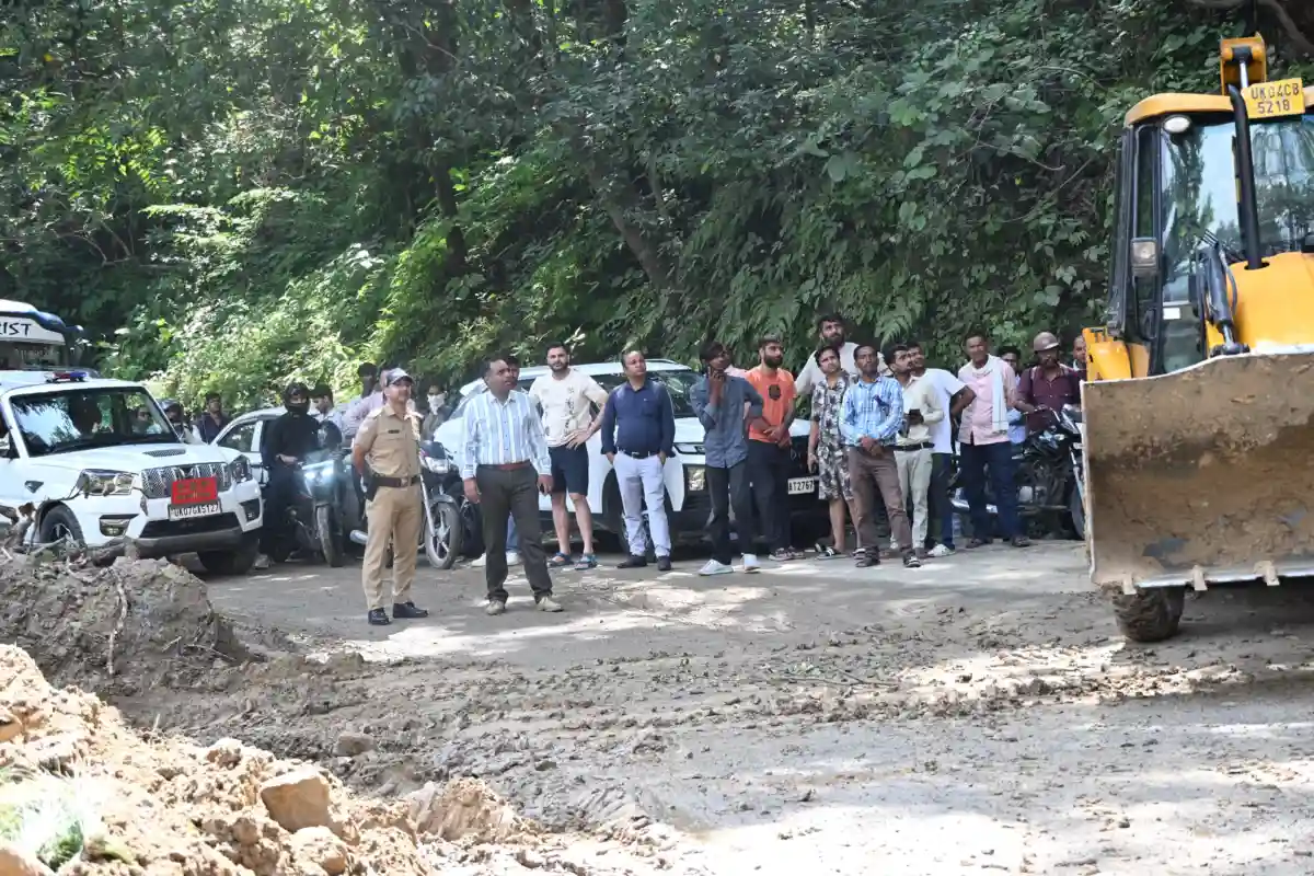 हल्द्वानी–नैनीताल मार्ग पर मलवा आने से यातायात बाधित, SSP ने मौके पर पहुंचकर संभाली व्यवस्था