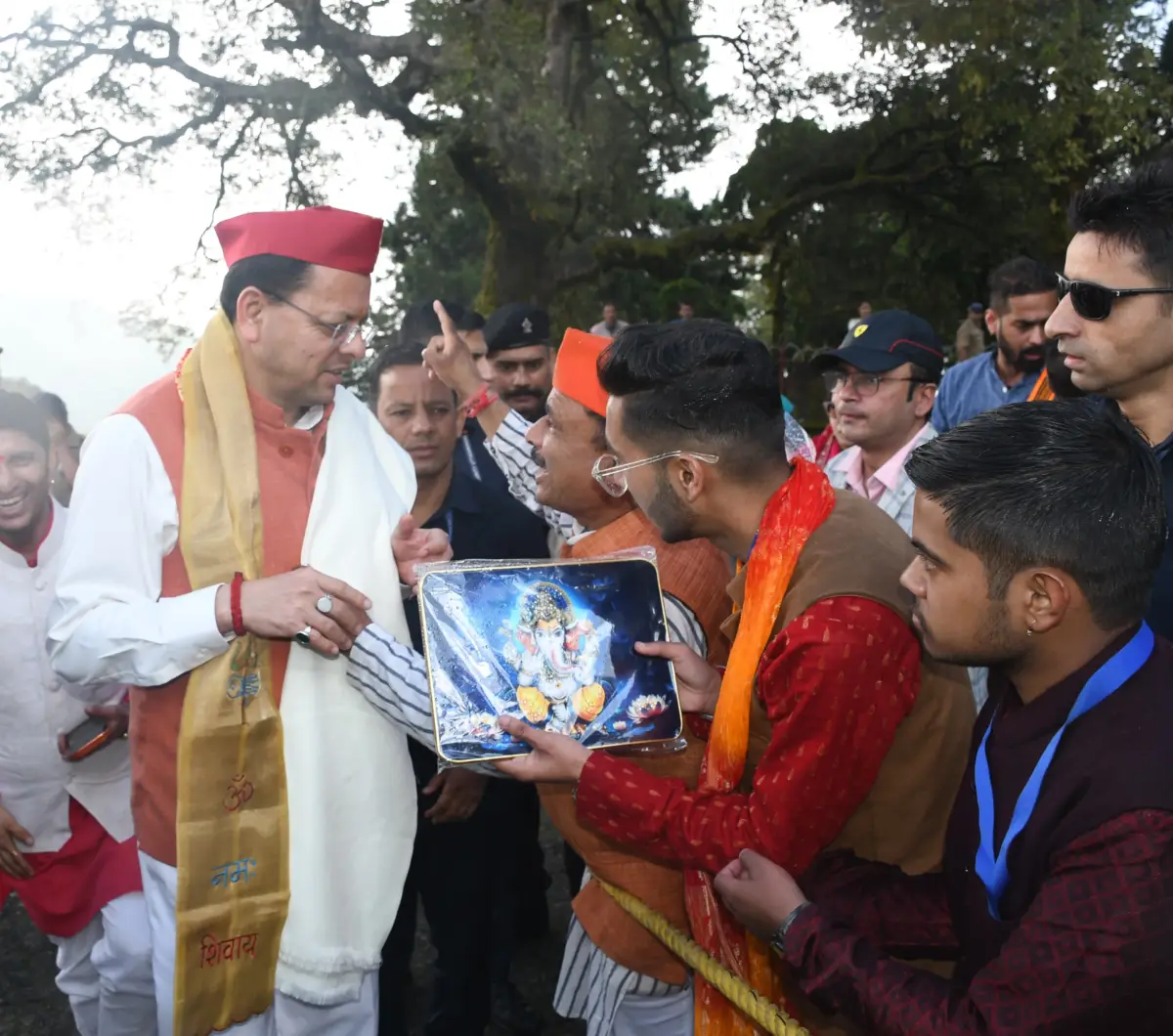 CM धामी को भेंट की गई ‘हे राम’, गांधी हत्याकांड पर लिखी पुस्तक
