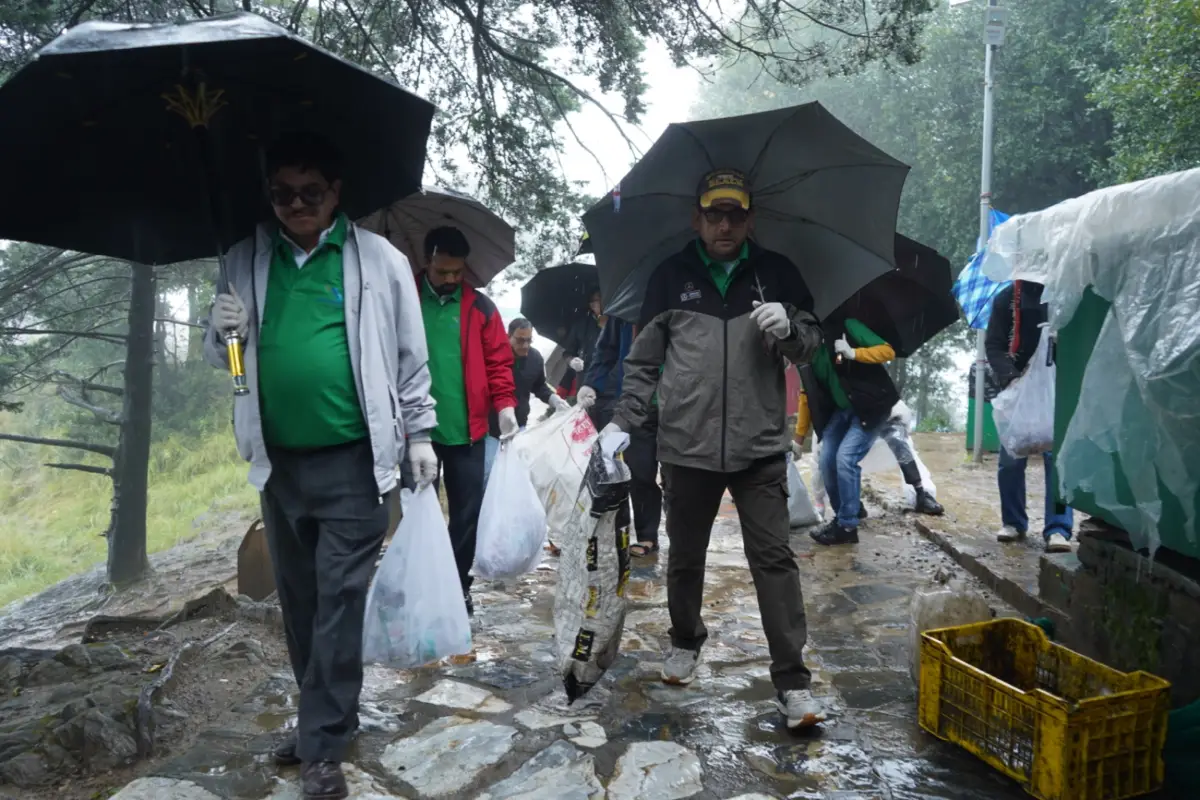 विश्व पर्यटन दिवस पर मुक्तेश्वर में स्वच्छता अभियान, पर्यटन स्थलों की सफाई में जुटे होटल कारोबारी व गाइड