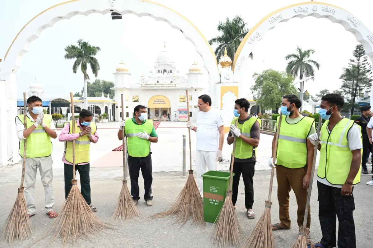 गुरुद्वारा नानकमत्ता साहिब में सीएम धामी ने किया श्रमदान, दिया स्वच्छता का संदेश