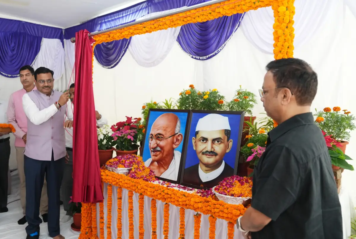 सचिवालय में गांधी-शास्त्री जयंती पर श्रद्धांजलि, मुख्य सचिव आनंद बर्द्धन ने अर्पित किए श्रद्धासुमन