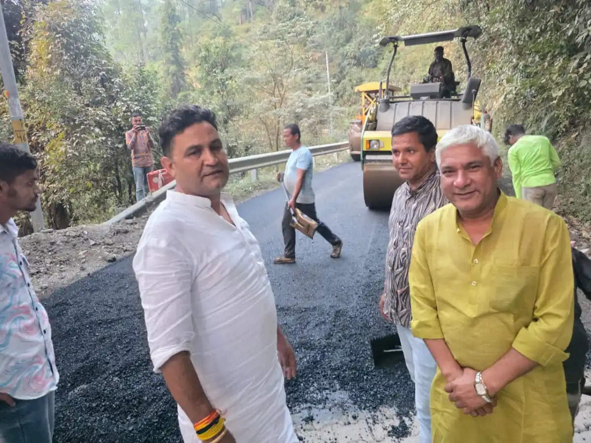 मंत्री कैड़ा ने चाफी-पदमपुरी-धारी मोटर मार्ग के डामरीकरण कार्य का किया निरीक्षण, गुणवत्ता के साथ शीघ्र कार्य पूरा करने के निर्देश