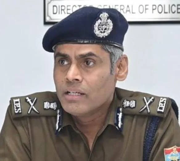 *ADG वी मुरुगेशन की फटकार, IG कुमाऊँ की कड़ी चेतावनी के बाद जगजे सिस्टम, साइबर अपराधियों पर टूटा नैनीताल पुलिस का कहर*  *जांच के बाद साईबर हॉटस्पॉट के विरुद्ध एक ही रात में 43 FIR, कुल 49 मुकदमे*